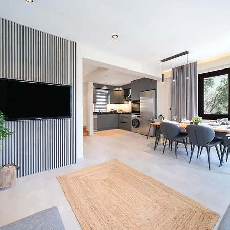 Villa Korunakli Bahceli
